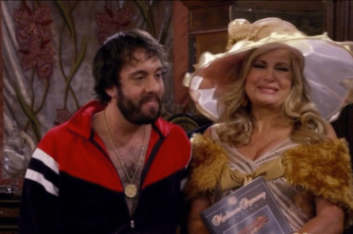Com muita diversão, o casal Oleg e Sophie retratam a vida dos imigrantes nos Estados Unidos (2 Broke Girls)