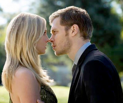 O romance conturbado entre Caroline e Klaus é o destaque da quarta temporada da série