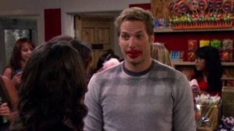 2 Broke Girls: Caroline não resiste ao charme do ex 2