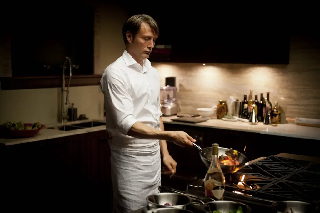 Hannibal (Mads Mikkelsen)cozinha órgãos humanos e serve em jantar para amigos 