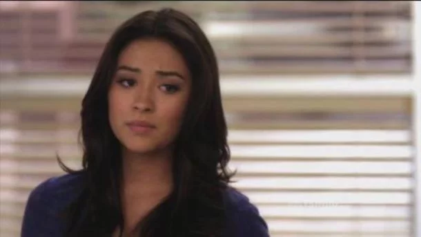 Pretty Little Liars: Emily confirma visita ao Brasil