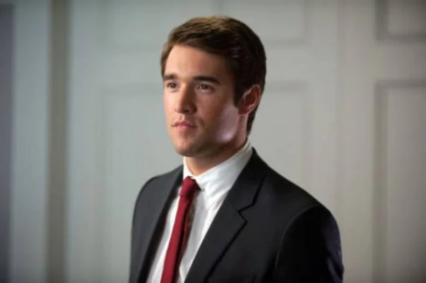 Revenge: Josh Bowman reclama de reviravoltas na trama