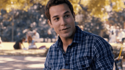 Glee: Skylar Astin esquenta a competição dos corais
