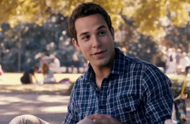 Glee: Skylar Astin esquenta a competição dos corais