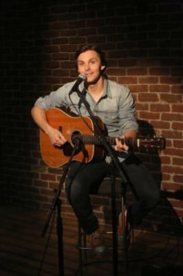 Cantor de música country, Charlie Worsam, participa de Bones