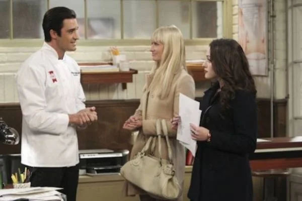 2 Broke Girls: Caroline visita apartamento de Nicolas 1