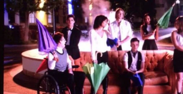 Glee brinca com abertura de Friends