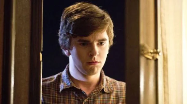 Bates Motel: Norman se aproxima de Cody  2