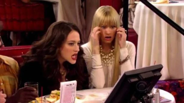 2 Broke Girls: garotas apostam em corrida de cavalos 1