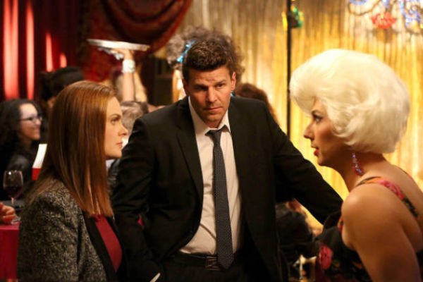 Bones: Booth e Brennan visitam bar de "drag queens" 1