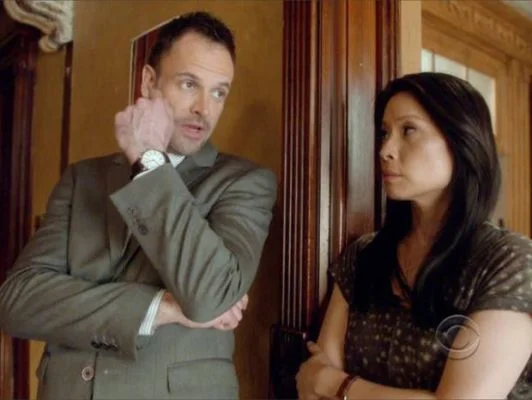 Mycroft faz visita surpresa ao irmão em Elementary 1