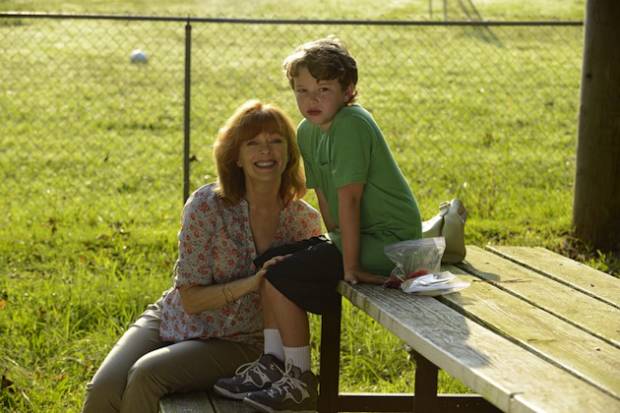 Lucille Langston (Frances Fisher) e seu filho Jacob (Landon Gimenez)