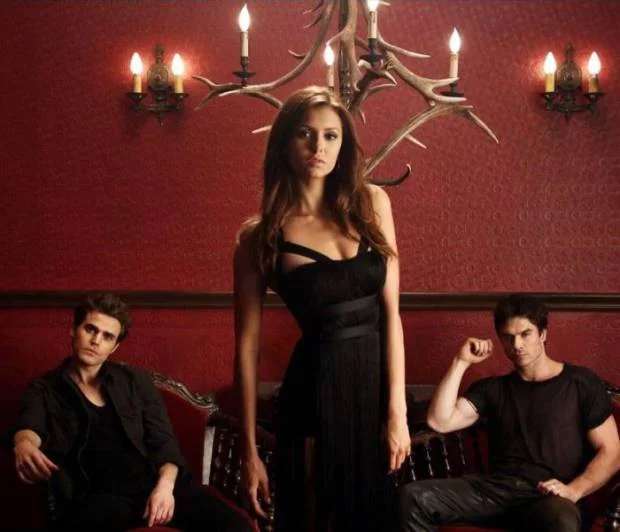 The Vampire Diaries traz trama confusa com protagonista irresistível