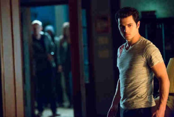The Vampire Diaries: Michael Malarkey é promovido a regular