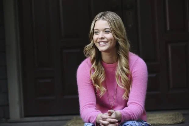 Pretty Little Liars: Alison tenta se readaptar em Rosewood 1