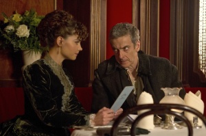 Peter Capaldi como o Senhor do Tempo no primeiro episódio da oitava temporada