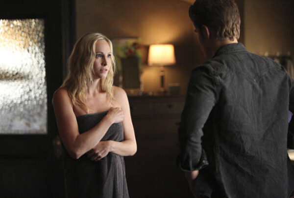 The Vampire Diaries: Stefan e Caroline são só amigos? 2