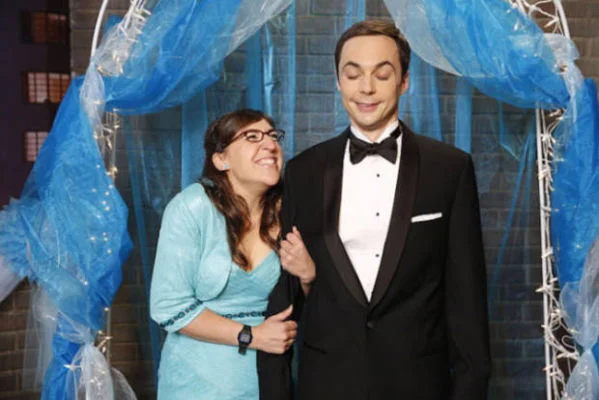 The Big Bang Theory: Amy e Bernadette organizam baile