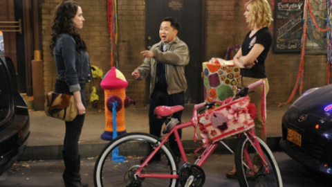 2 Broke Girls: episódio destaca segredo de Max