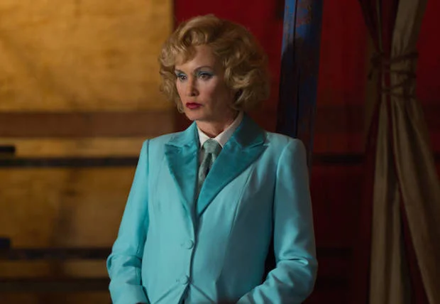 AHS Freak Show: Elsa esconde gêmeas siamesas na casa de Dandy