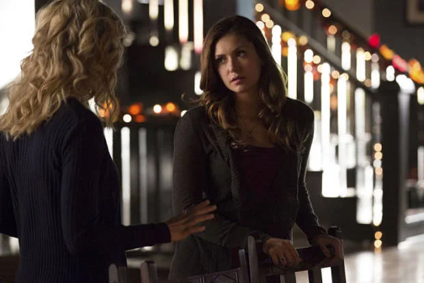 The Vampire Diaries: Elena organiza festa em seu dormitório