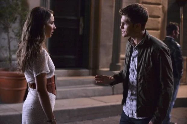 PLL: Spencer e Caleb procuram pistas sobre Mona