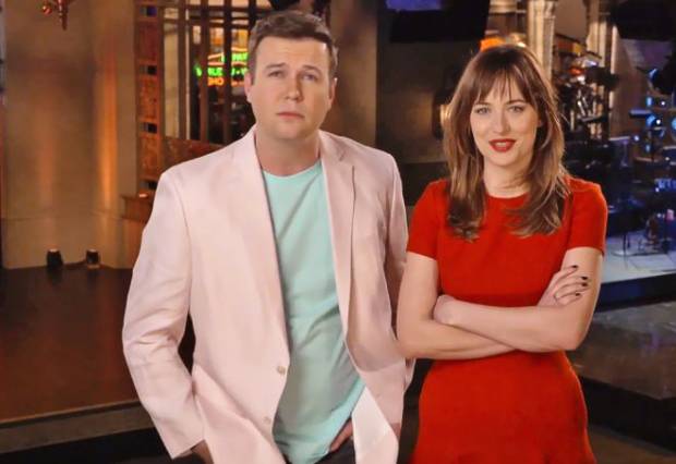 SNL: Dakota Johnson brinca com abertura de Miami Vice