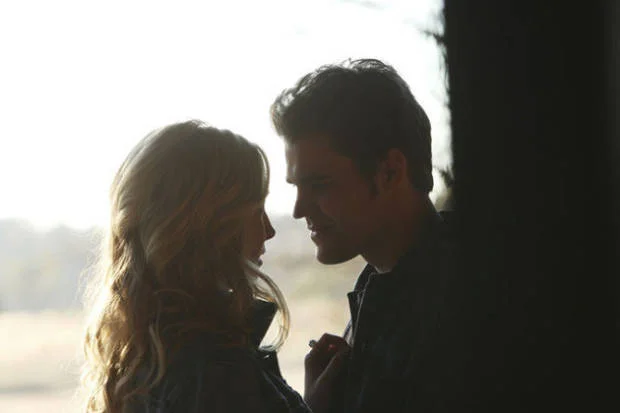 The Vampire Diaries: Caroline perdoa Stefan em episódio inédito