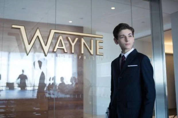 Gotham: Bruce assume controle de sua empresa