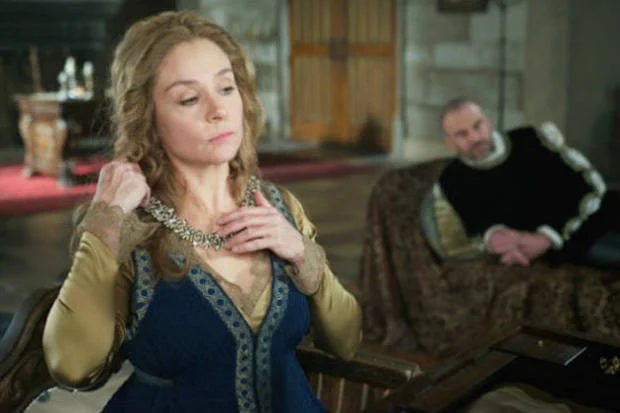 Reign: Catherine descobre a causa de suas alucinações