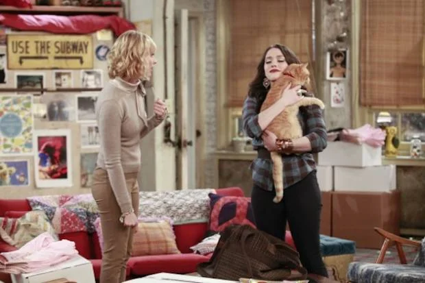 2 Broke Girls: protagonistas resgatam gata perdida