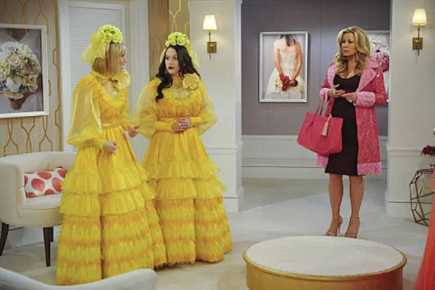 2 Broke Girls: Sophie escolhe vestidos para Max e Caroline