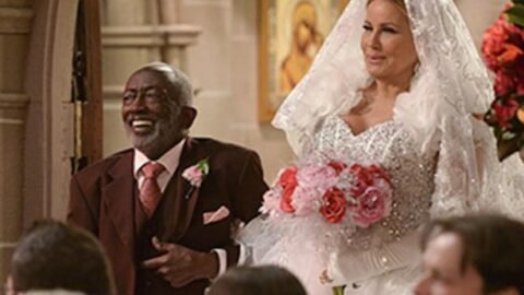 2 Broke Girls: season finale mostra o casamento de Sophie e Oleg