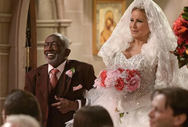 2 Broke Girls: season finale mostra o casamento de Sophie e Oleg