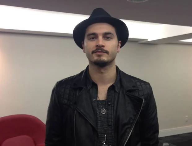 No Brasil, Michael Malarkey fala sobre futuro de Enzo 1