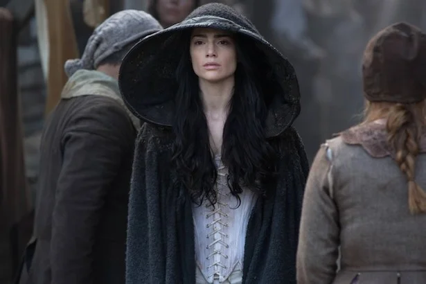 Mary é torturada em praça pública em novo episódio de Salem