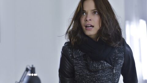 Cat e Vincent fogem de assassino em Beauty and the Beast