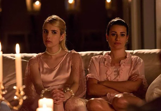 Scream Queens: Kappa Kappa Tau promove festa