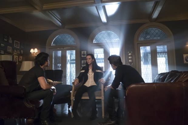 The Vampire Diaries: irmãos Salvatore confrontam a mãe