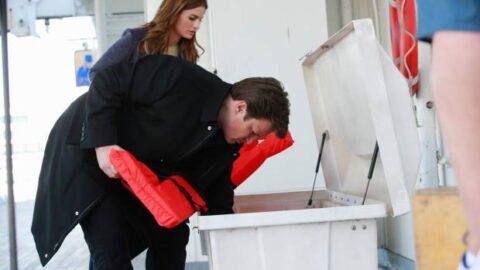 Castle: protagonistas investigam assassinato em cruzeiro