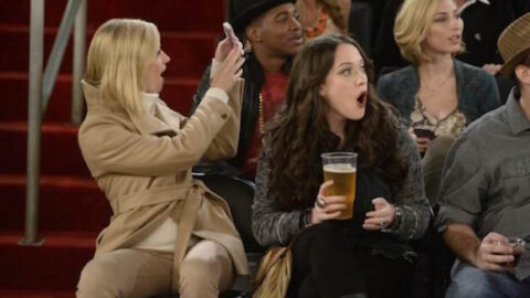 Garotas frequentam jogo de basquete em 2 Broke Girls