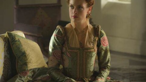 Reign: Elizabeth encara difícil decisão