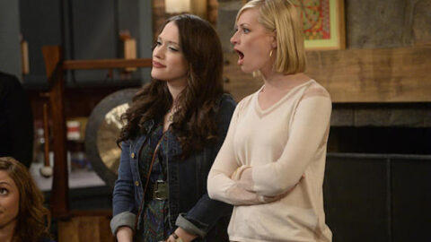 Max e Caroline frenquentam culto em 2 Broke Girls