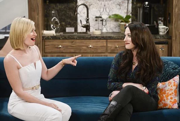 2 Broke Girls: Caroline organiza festa em ônibus