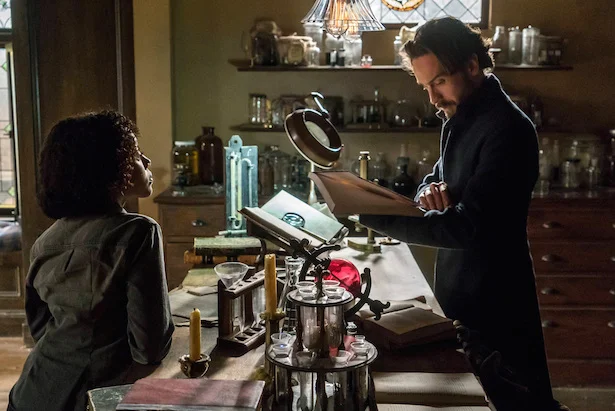 Sleepy Hollow: Crane investiga símbolo das catacumbas