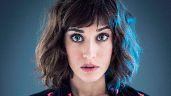 A carreira de Lizzy Caplan: 8 séries famosas onde a atriz apareceu e você nem notou