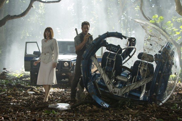 Chris Pratt e Bryce Dallas Howard participam de atração de ‘Jurassic World’