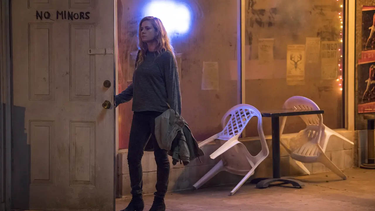 Sharp Objects: suspense da HBO traz caçada envolvente à assassino