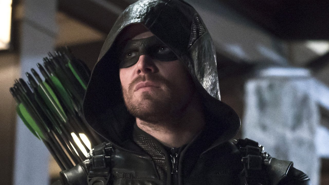 Arrow 5ª temporada: Oliver é alvo de vigilante (5×15)