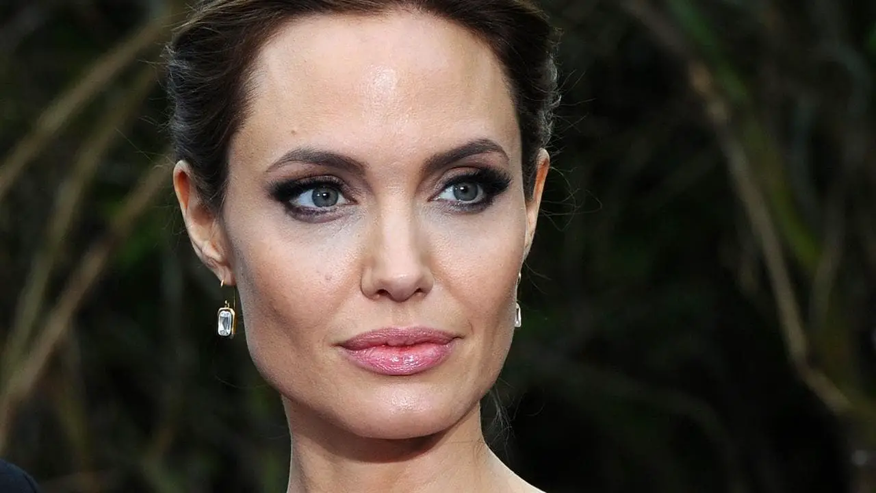 Angelina Jolie negocia interpretar a próxima heroína da Marvel